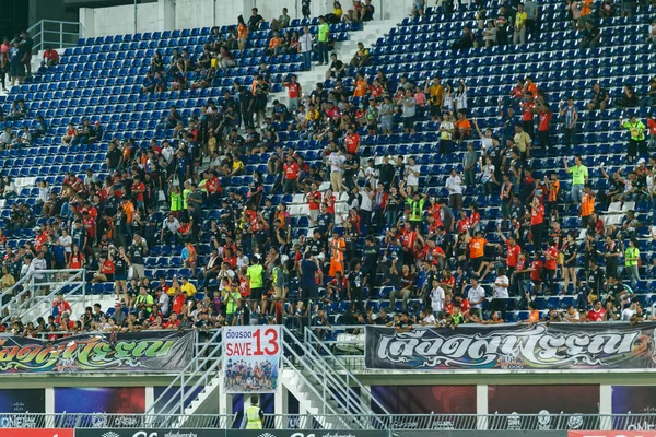 : Suphanburi, Thailand - 01 Temmuz 2018: Fan club: Suphanburi futbol kulübü duygu rekabet ile deniz kuvvetleri futbol kulübü arasında Tayland Futbol Ligi