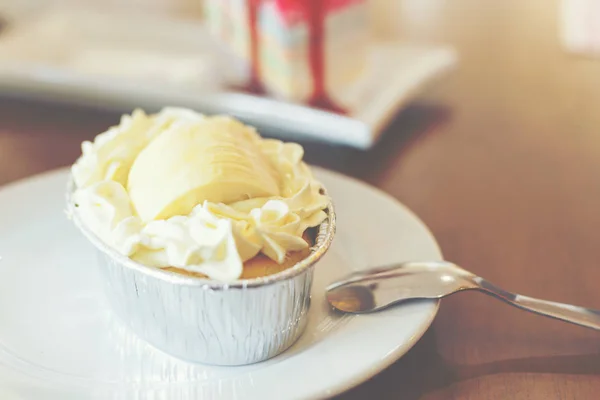 Pedaço Bolo Durian Colocar Prato Branco Com Uma Colher Prata — Fotografia de Stock