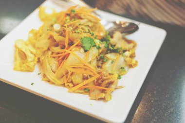 Kuru noodle ile tavuk ve vejetaryen, Tay tarzında hızlı menü