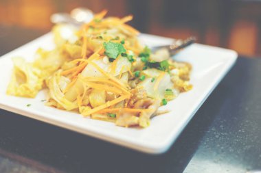 Kuru noodle ile tavuk ve vejetaryen, Tay tarzında hızlı menü