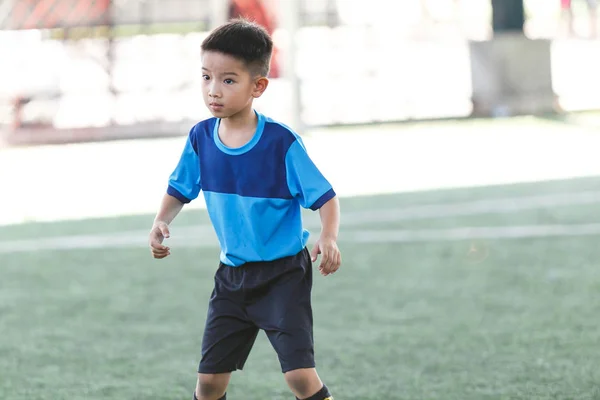 Jovem Jogador Futebol Asiático Camisa Azul Entre Competição — Fotografia de Stock