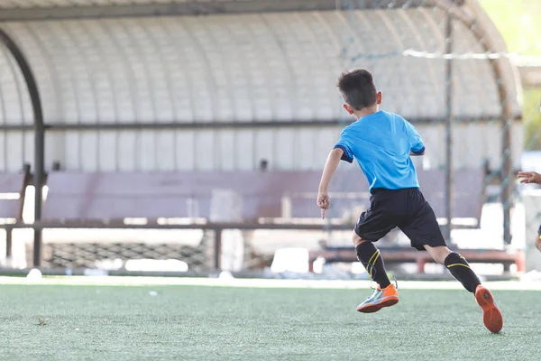 Unga Asiatiska Fotbollsspelare Blå Jersey Mellan Konkurrens — Stockfoto