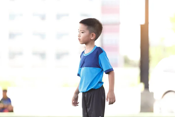 Unga Asiatiska Fotbollsspelare Blå Jersey Mellan Konkurrens — Stockfoto