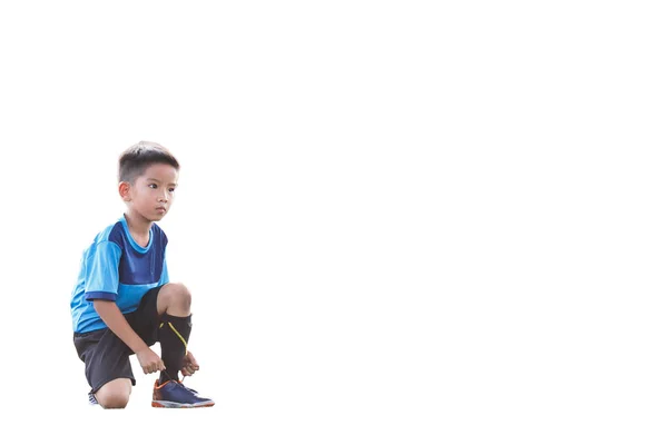 Jovem Jogador Futebol Asiático Camisa Azul Amarrou Seu Cadarço Entre — Fotografia de Stock