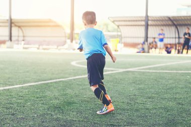 Genç Asyalı futbolcu arasında rekabet mavi Jersey.