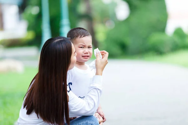 Menino Chorando Com Mãe Entre Viajar Parque — Fotografia de Stock