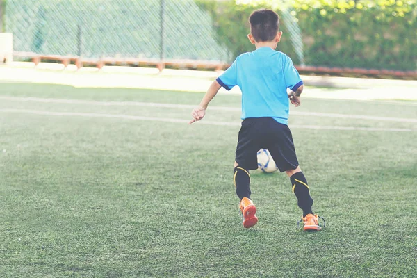 Jovem Jogador Futebol Asiático Camisa Azul — Fotografia de Stock