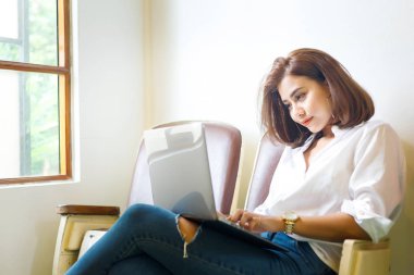 Dizüstü bilgisayar ile işini kafede çalışan yaratıcı kadın.