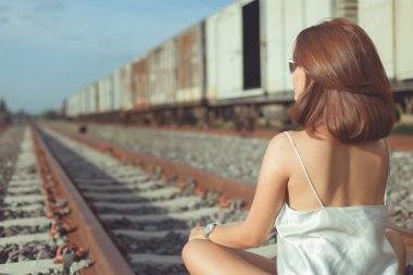 Beyaz elbiseli railway.retro stil seyahat arasında bir fotoğraf çekim moda kadın.