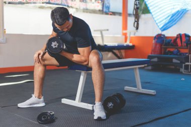 Egzersiz için halter kullanan adam.