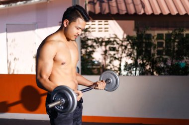 Egzersiz için barbell kullanan adam.