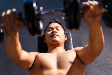 Egzersiz için halter kullanan adam.