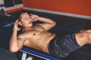 Adam bükülmüş üzerinde crunch deneyin.