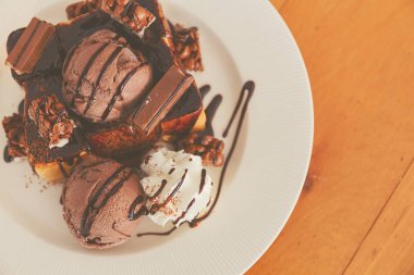 Dondurma ile çikolatalı tost.