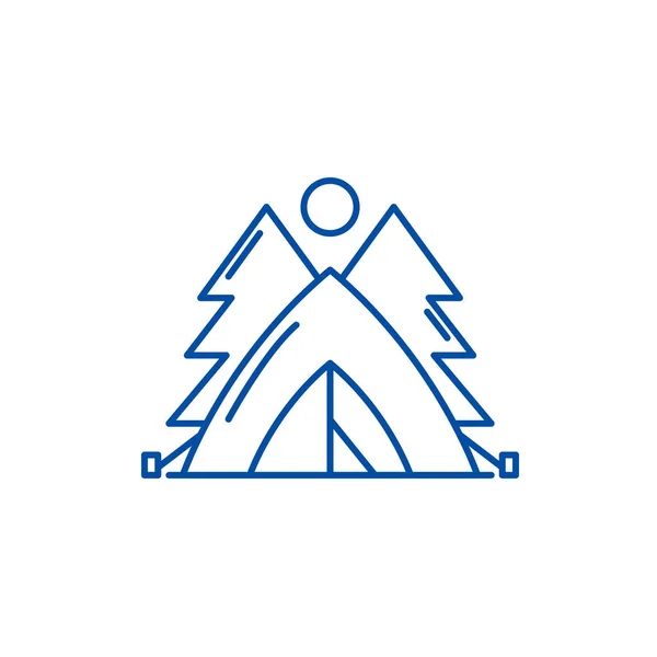 Палатка в концепции иконки лесной линии. Палатка в лесу плоский вектор символ, знак, очертания иллюстрации . — стоковый вектор