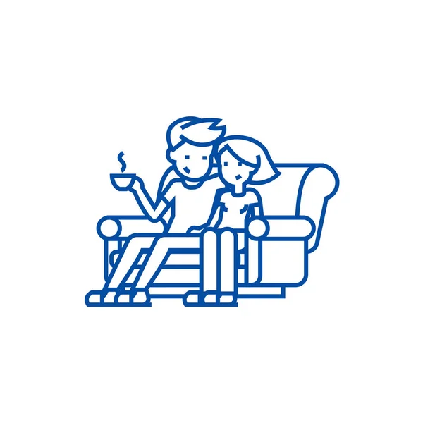 Mann und Frau, die zu Hause auf dem Sofa sitzen, reihen sich aneinander. Mann und Frau, die zu Hause auf dem Sofa sitzen, flaches Vektorsymbol, Zeichen, Umrissillustration. — Stockvektor