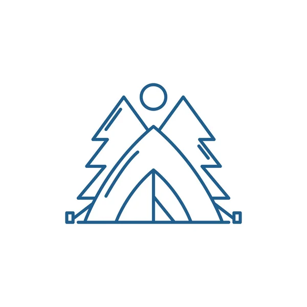 Палатка в концепции иконки лесной линии. Палатка в лесу плоский вектор символ, знак, очертания иллюстрации . — стоковый вектор