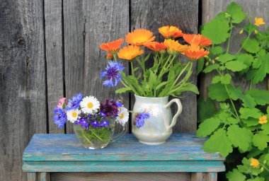 Bir buket kır çiçeği. Calendula papatya çiçeği ve papatya halk tıbbında yaygın olarak kullanılır..