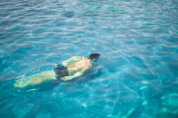 Ένας Άντρας Που Κολυμπάει Κάτω Από Νερό — Φωτογραφία Αρχείου