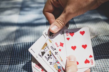 Açık havada kart oyunu (Sukoan plaj, Hırvatistan)