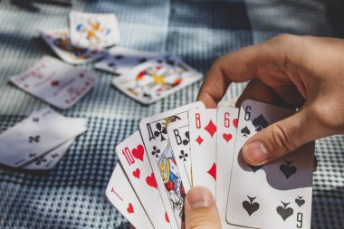 Açık havada kart oyunu (Sukoan plaj, Hırvatistan)