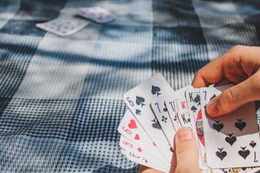 Açık havada kart oyunu (Sukoan plaj, Hırvatistan)