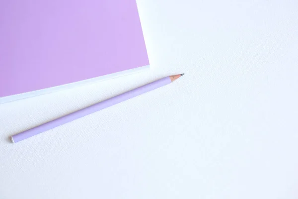 Nieostrość Pastelowy Różowy Notatnik Ołówek Tle Światła Papieru Minimalne Podłoże — Zdjęcie stockowe