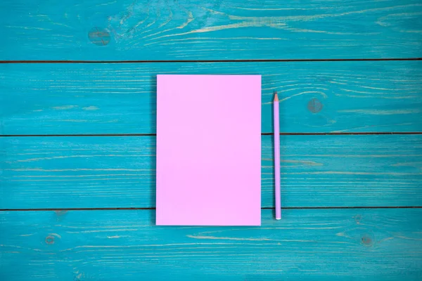 Nieostrość Pastelowy Różowy Notatnik Ołówek Niebieski Drewniane Tła Tło Płaskie — Zdjęcie stockowe