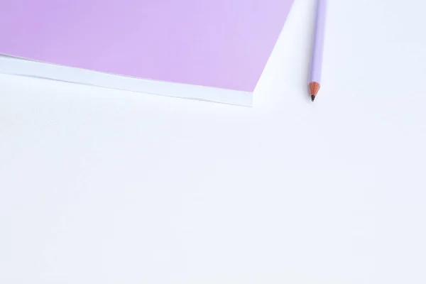Nieostrość Pastelowy Różowy Notatnik Ołówek Tle Światła Papieru Minimalne Podłoże — Zdjęcie stockowe