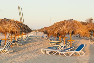 kumlu sahilde bir şemsiye altında şezlong. Atlantik Okyanusu, carribean Adaları