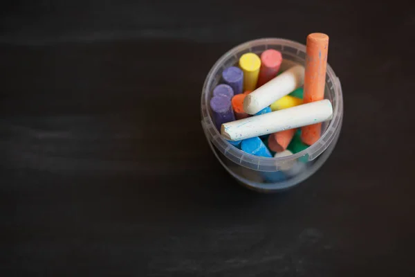 Schwarze Alte Leere Kreidetafel Mit Bunten Kreidestücken Plastikeimer — Stockfoto