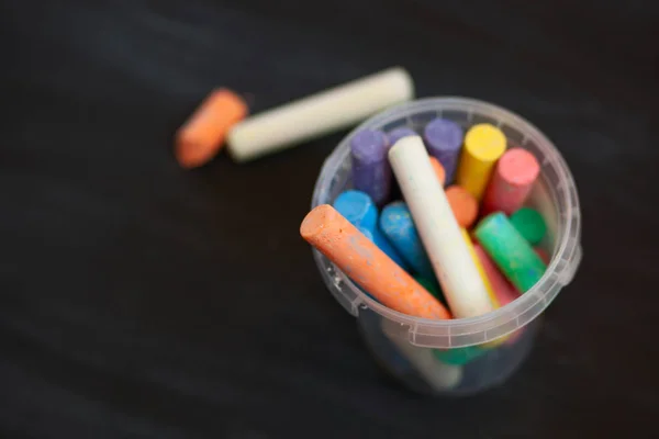 Schwarze Alte Leere Kreidetafel Mit Bunten Kreidestücken Plastikeimer — Stockfoto