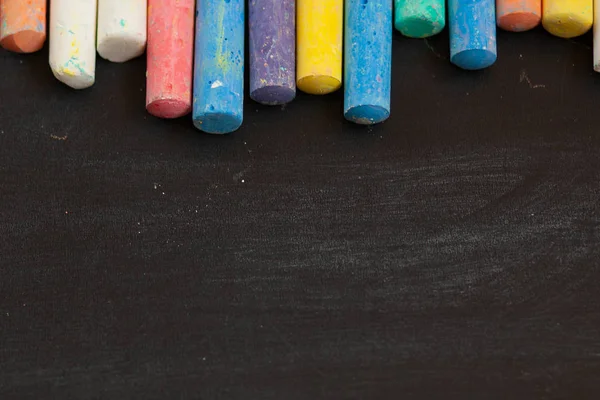 Nahaufnahme Einer Tafel Mit Farbigen Buntstiften Freiraum Für Ihren Text — Stockfoto