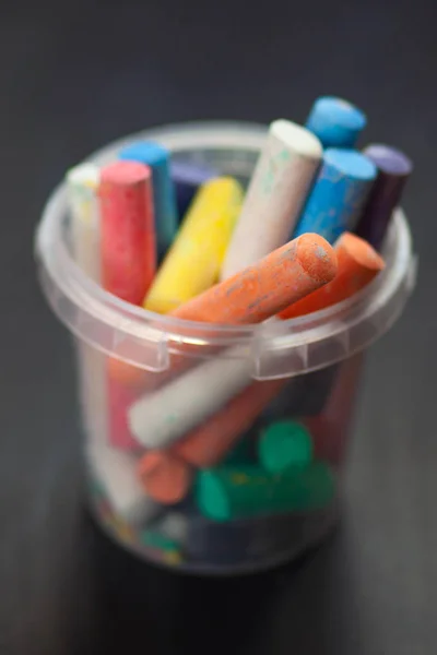 Schwarze Alte Leere Kreidetafel Mit Bunten Kreidestücken Plastikeimer — Stockfoto