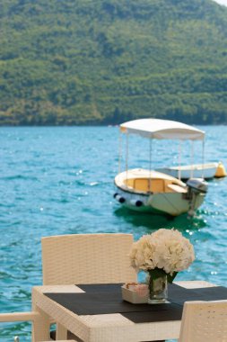 Adriyatik mavi su karşı sahil üzerinde Restoran masa