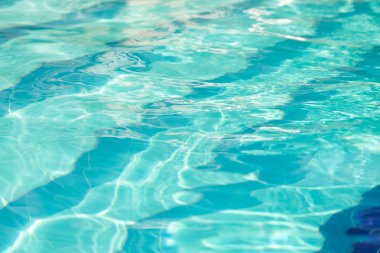 Yüzme havuzunda su, güneş yansıması. 