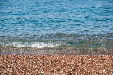 Yakın taş plaj manzarası. Karadağ