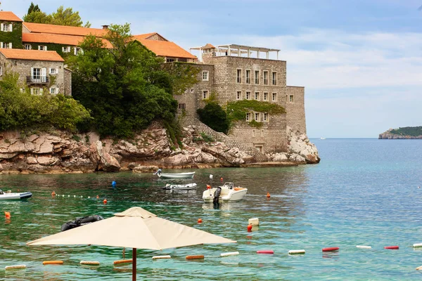 Budva Sveti Stefan adasında plajdan görünümü, Kale , Mo