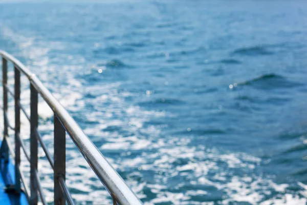 Vista desde la cubierta de un barco. Vista lateral con mar azul y olas Fotos de stock libres de derechos
