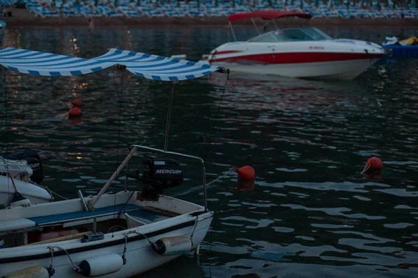 PETROVAC, MONTENEGRO - 20 de julio de 2018: Vista a los barcos en Petrovac , — Foto de Stock