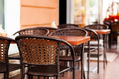 Terasta hasır sandalyeler ve ahşap masalar ile Cafe