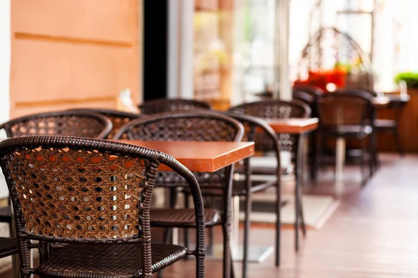 Terasta hasır sandalyeler ve ahşap masalar ile Cafe