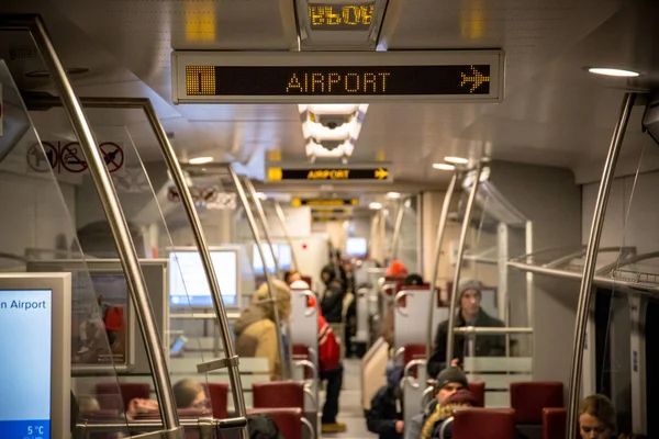 Treni prossima fermata è l'aeroporto Fotografia Stock