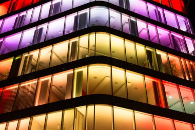 Renkli binalar cam duvar