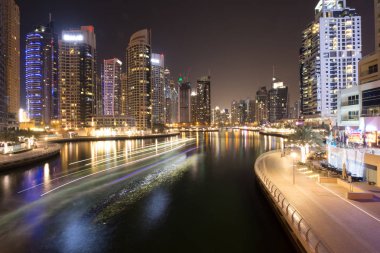 Gece Dubai Marina nehri