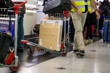 Havaalanında bagaj arabası