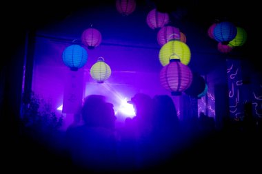 Partide Çin fenerleri