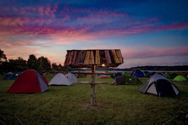 Çadır alanında cep telefonu şarj istasyonu