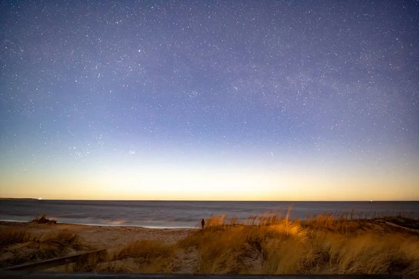 夜晚在沙滩上过海的银河 — 图库照片
