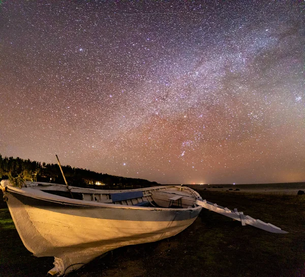 Trä rostig båt under stjärnor — Stockfoto